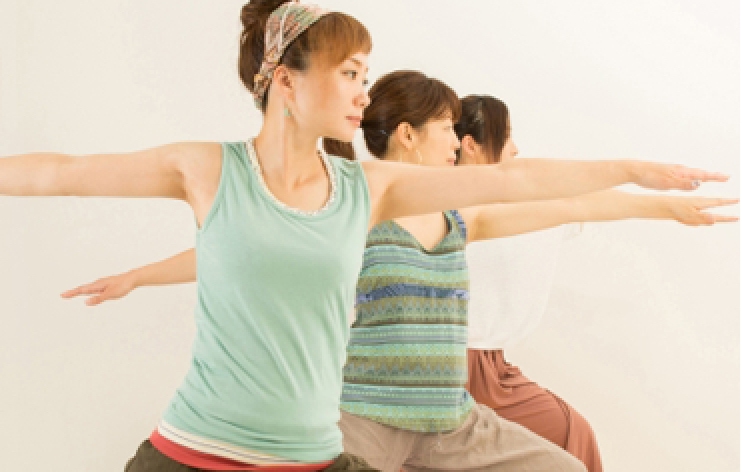 ゆっくりとからだを動かすヨガ独特の動きでリラックス。